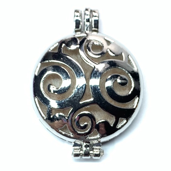 😍 Filigreed Essential Oil Diffuser Pendant 👀 - Picture 1 of 5